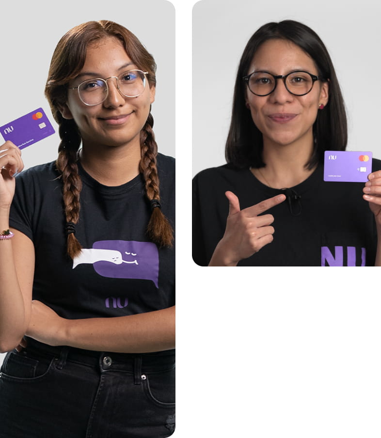 Dos mujeres sonriendo sostienen la tarjeta Nu con su mano