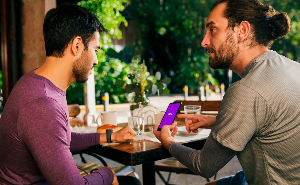 Fotografía de un smartphone con la app Nu abierta en la sección para configurar tu tarjeta y ajustar tu límite de crédito