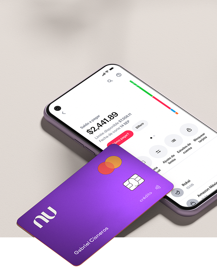 Un telefono muestra en la pantalla la aplicacion NU, junto a una tarjeta morada