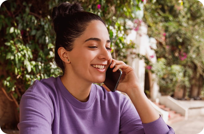 Imgen de una persona sosteniendo un teléfono